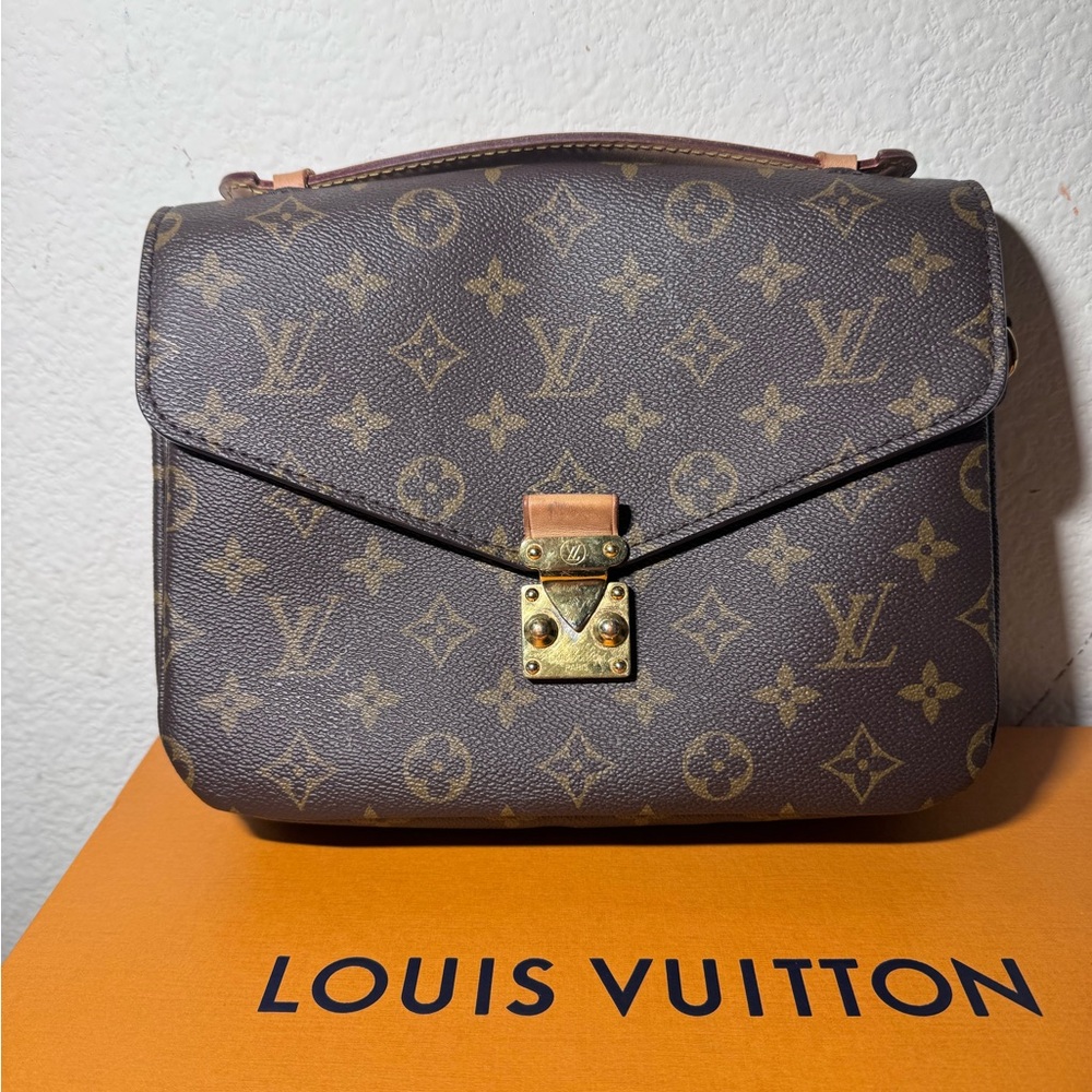 Louis Vuitton  Pochette Metis